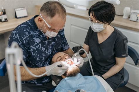 Możesz się zapisać wizytę u eksperta od stomatologi oglądając nasz portal!